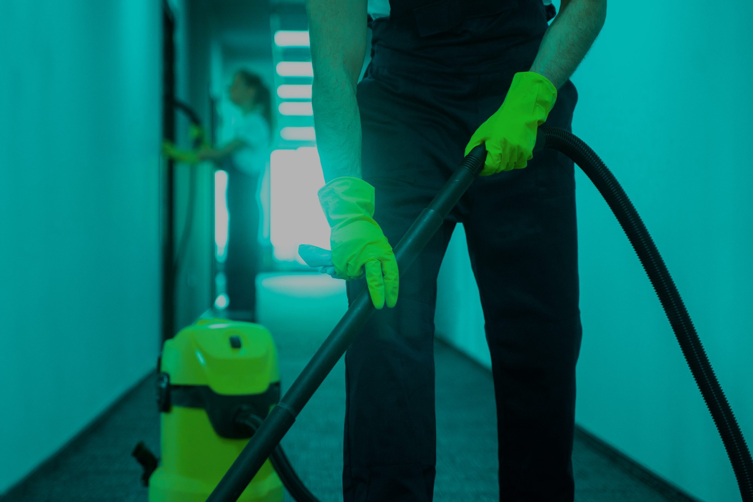 vista-frontal-hombre-limpiando-interior